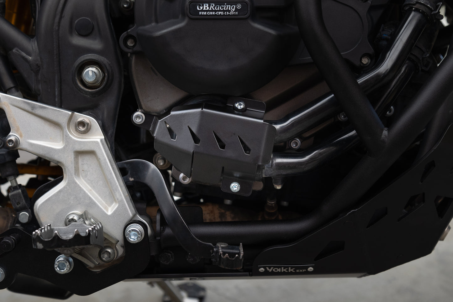 Yakk EXP Wasserpumpendeckel | schwarz | passend für Yamaha Tenere 700 - Modelle (2019-2026)