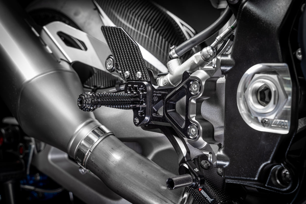Gilles Fußrastenanlage FXR | TÜV-Teilegutachten | passend für BMW M 1000 RR & BMW S 1000 RR - Modelle
