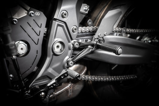 Gilles Fußrastenanlage FXR | verstellbar | TÜV-Teilegutachten | passend für Yamaha YZF-R7 (RM39/40) - Modelle (2021-)