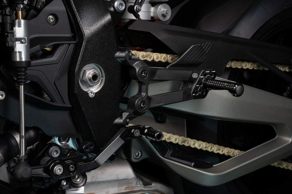 Gilles Fußrastenanlage FXR2 | verstellbar | NUR RENNSTRECKE | passend für BMW M 1000 RR & S 1000 RR - Modelle (2025-)