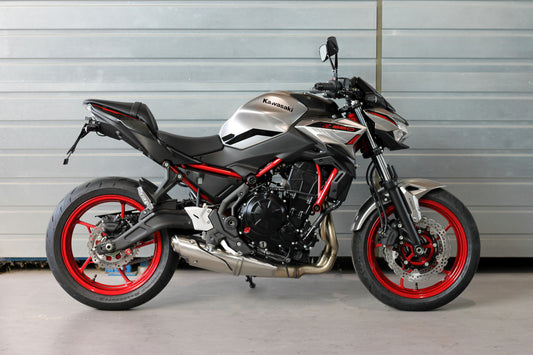 MG Biketec Kurzes Heck - Kennzeichenträger - Kennzeichenhalter | diverse Länder | passend für Kawasaki Z650 - Modelle (2023-2025)