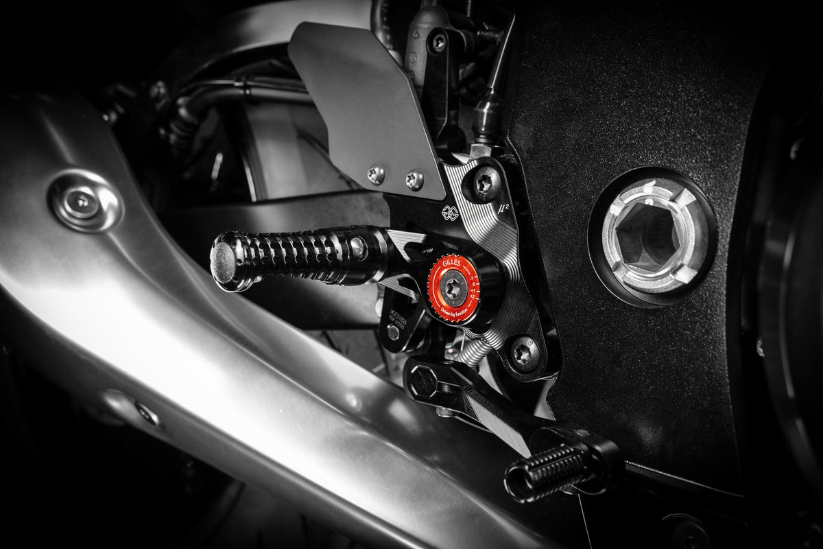 Gilles Fußrastenanlage MUE2 | verstellbar | ABE | passend für Suzuki GSX 1300 R Hayabusa (WEJ0) - Modelle (2021-2025)