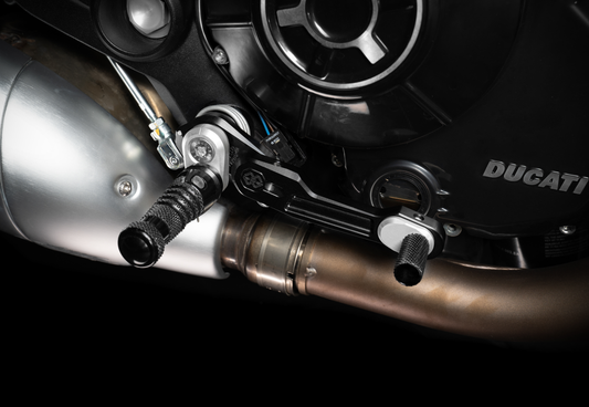 Gilles Fußrastenanlage RCT10GT | verstellbar | ABE | BLACK-SILVER | passend für Ducati Scrambler / Full Throttle / I / N / FT 7K - Modelle (2023-2025)