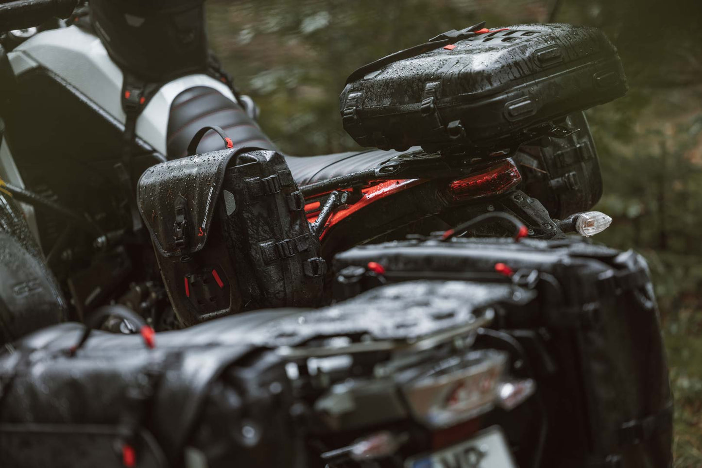 SW-Motech SysBag WP M mit Adapterplatte links | 17-23l. Wasserdicht. Für Seitenträger.