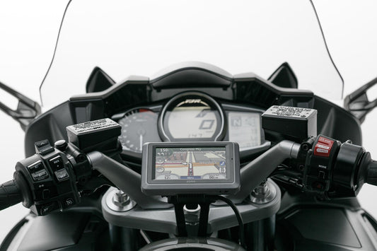SW-Motech Navi-Halter im Cockpit | Schwarz. Suzuki DL 650 V-Strom (11-16).