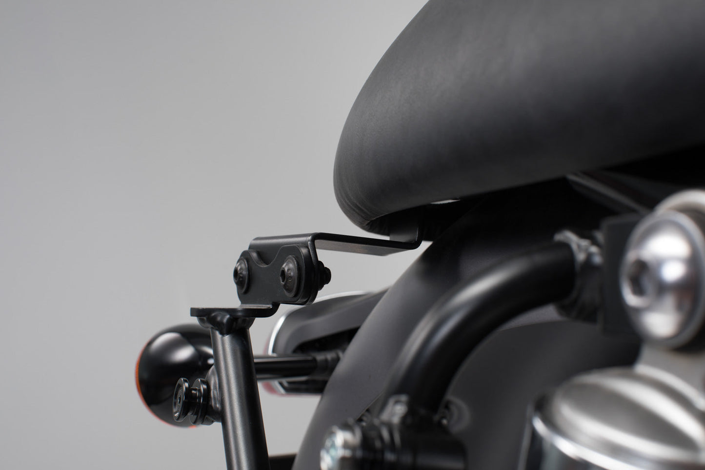 SW-Motech Adapter für SLC Seitenträger rechts | Für Bonneville T100/T120 (15-) ohne orig. Halteb.