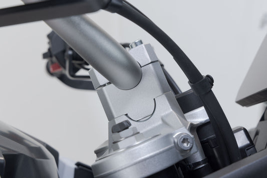 SW-Motech Lenkerverlegung | H=32 mm. Verlegung um 20 mm. Silbern. BMW-Modelle.