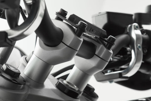 SW-Motech Lenkererhöhung | H=20 mm. Silbern. Triumph Tiger 800/ 900/ 1200.