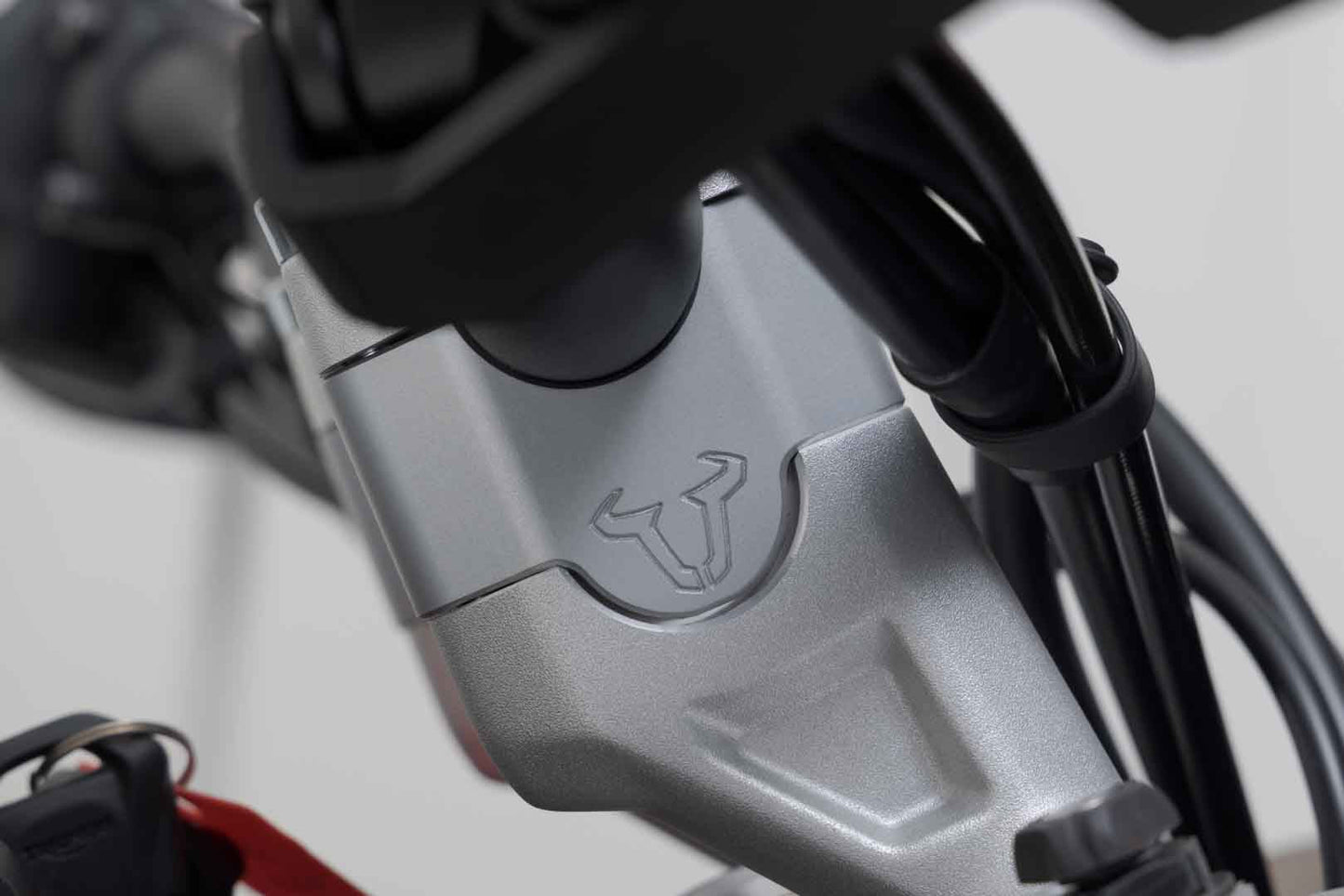SW-Motech Lenkererhöhung | H=30 mm. Silbern. Triumph Tiger 900 GT/Rally Pro.