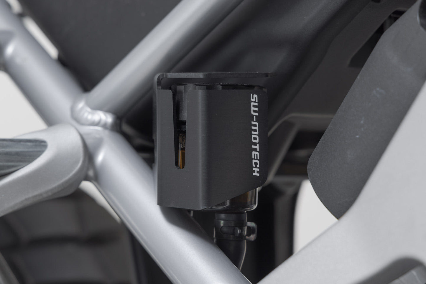 SW-Motech Bremsflüssigkeitsbehälter-Schutz | Schwarz. Triumph Tiger 1200 Modelle (22-).