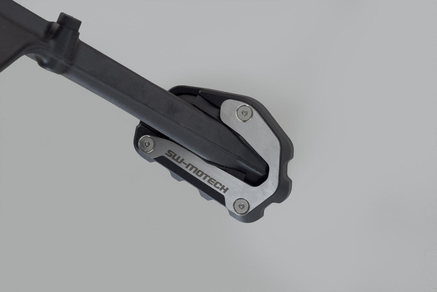 SW-Motech Seitenständerfuß-Verbreiterung | Schwarz/Silbern. BMW F 900 R / XR (19-).