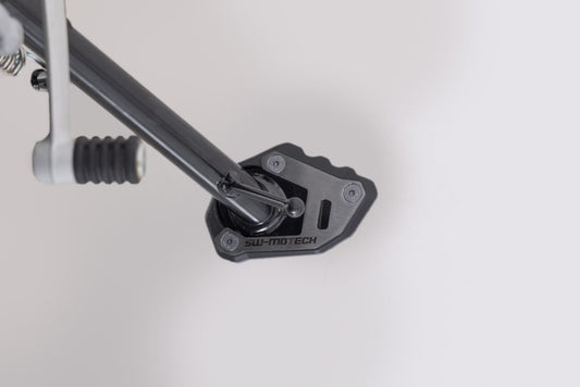 SW-Motech Seitenständerfuß-Verbreiterung | Schwarz/Silbern. Triumph Speed Triple1200 RS(21-).