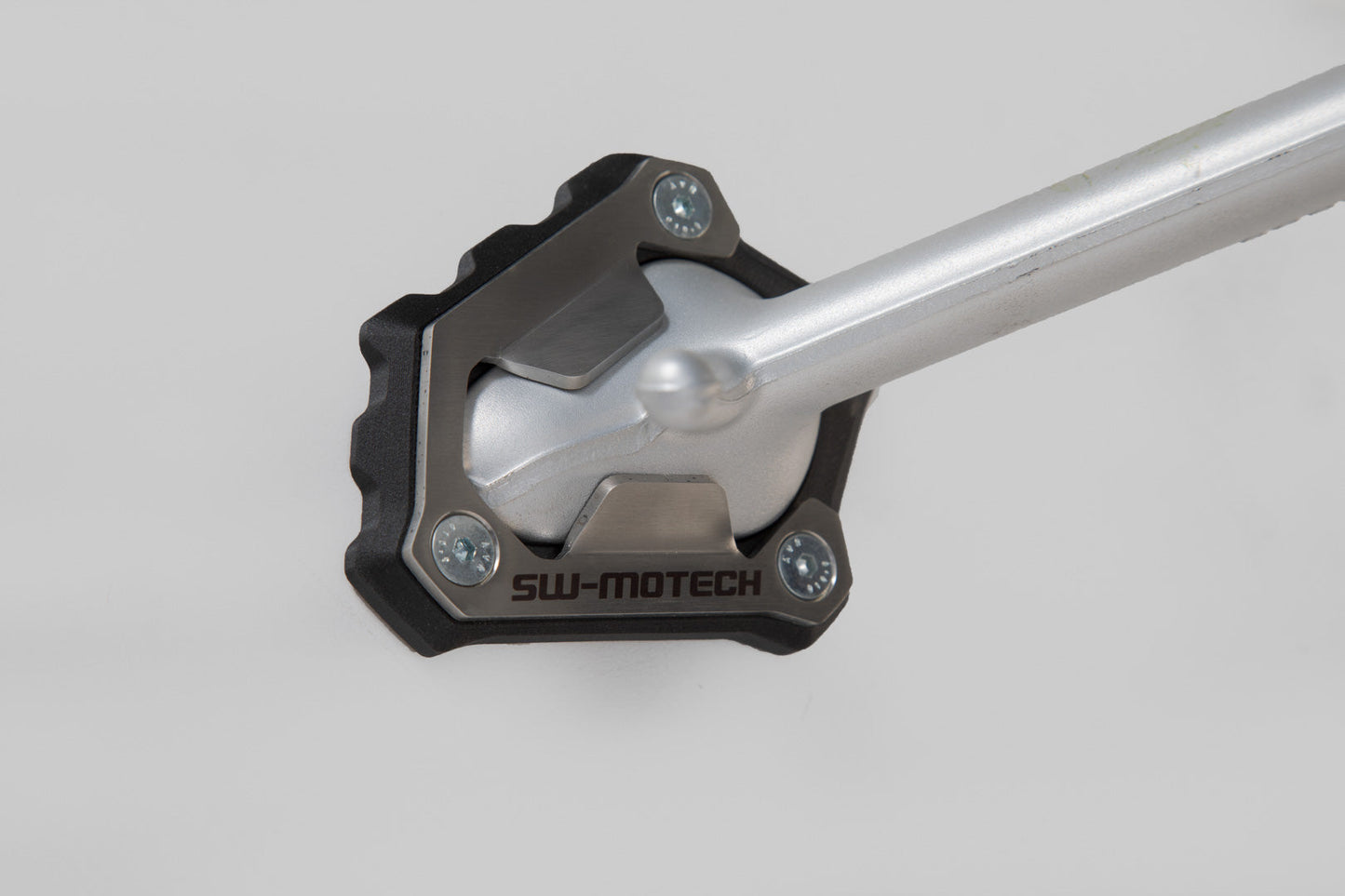 SW-Motech Seitenständerfuß-Verbreiterung | Schwarz/Silbern. Triumph Trident 660 (21-).