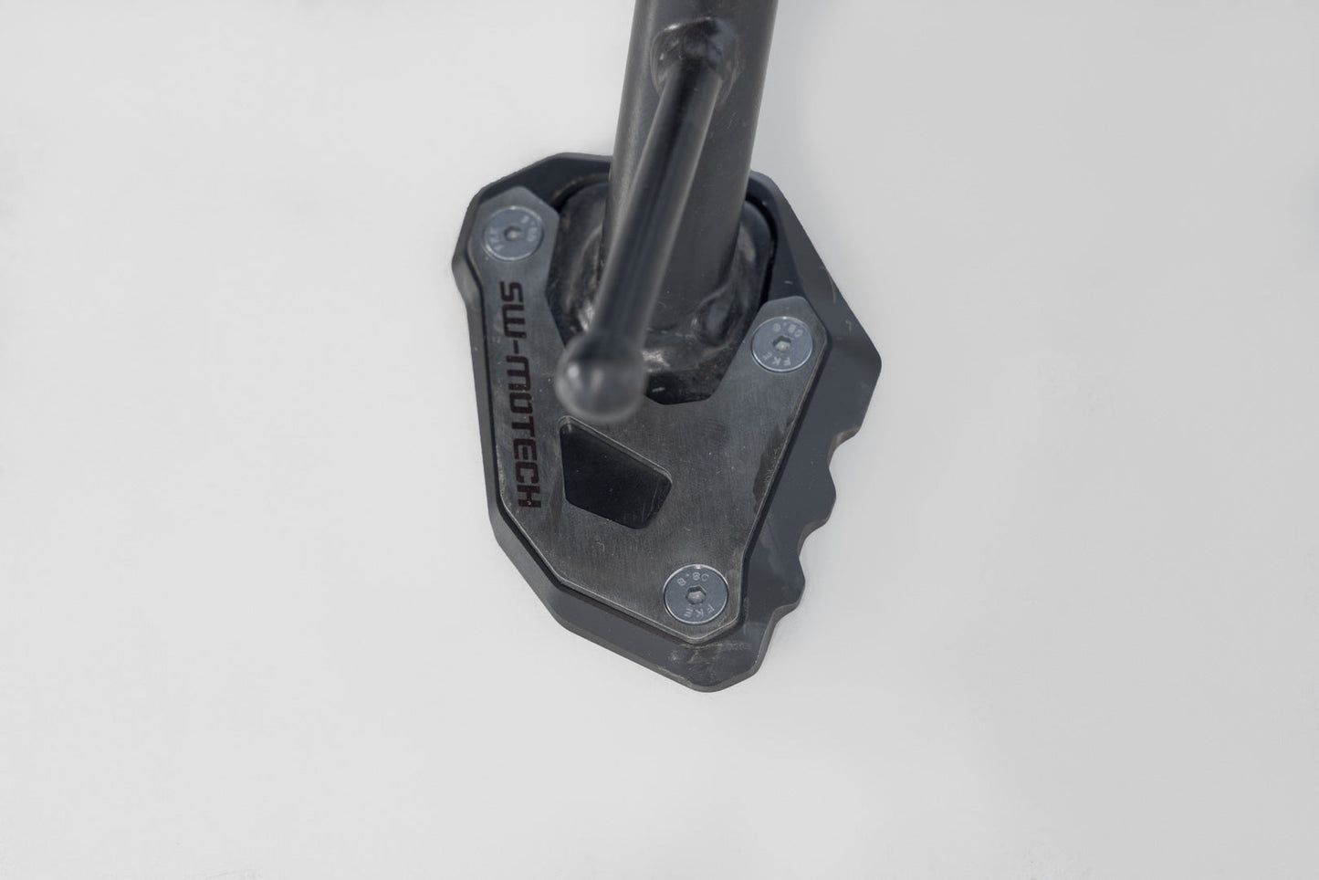SW-Motech Seitenständerfuß-Verbreiterung | Schwarz/Silbern. Moto Morini X-Cape 650 (21-).
