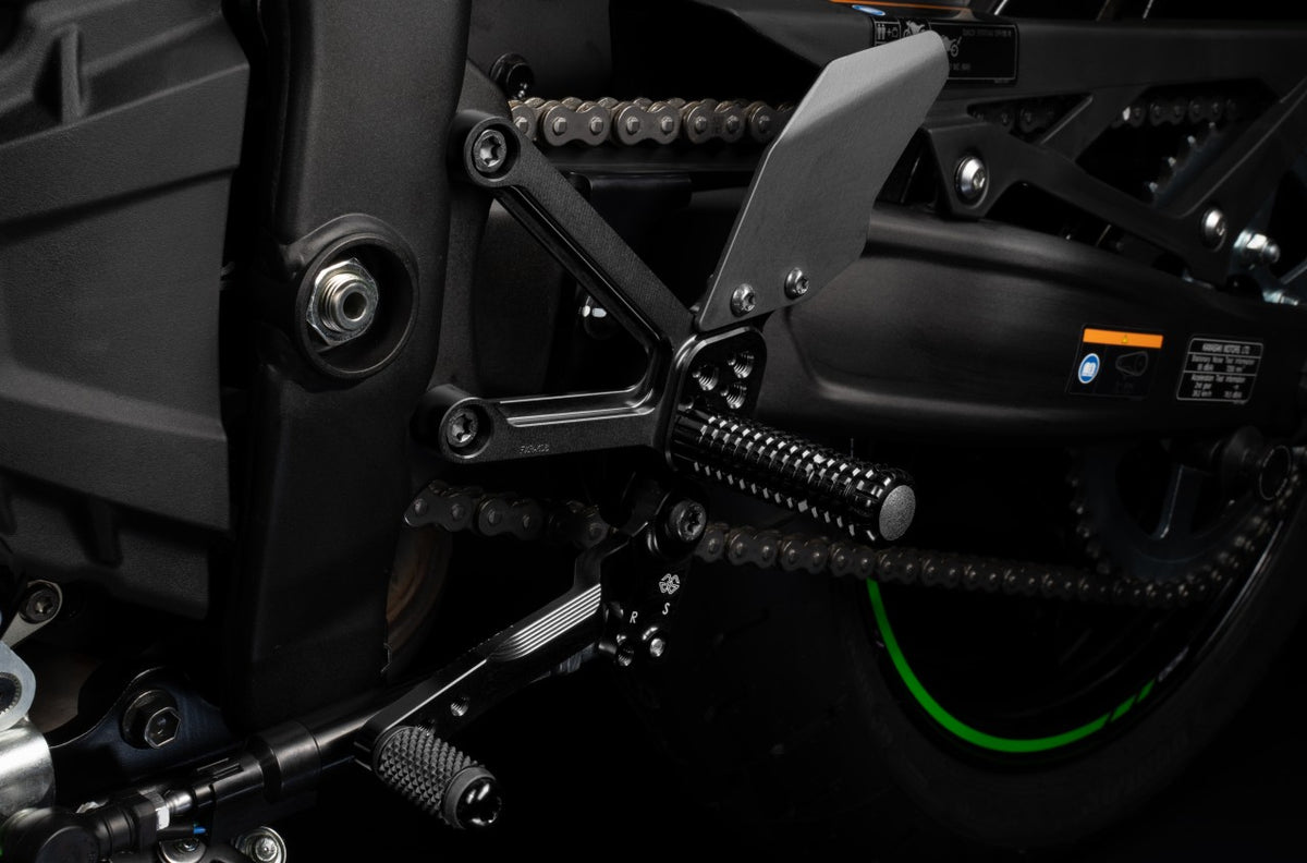 Gilles Fußrastenanlage FXR | verstellbar | TÜV-Teilegutachten | passend für Kawasaki ZX-4R (ZX400P) - Modelle (2023-)