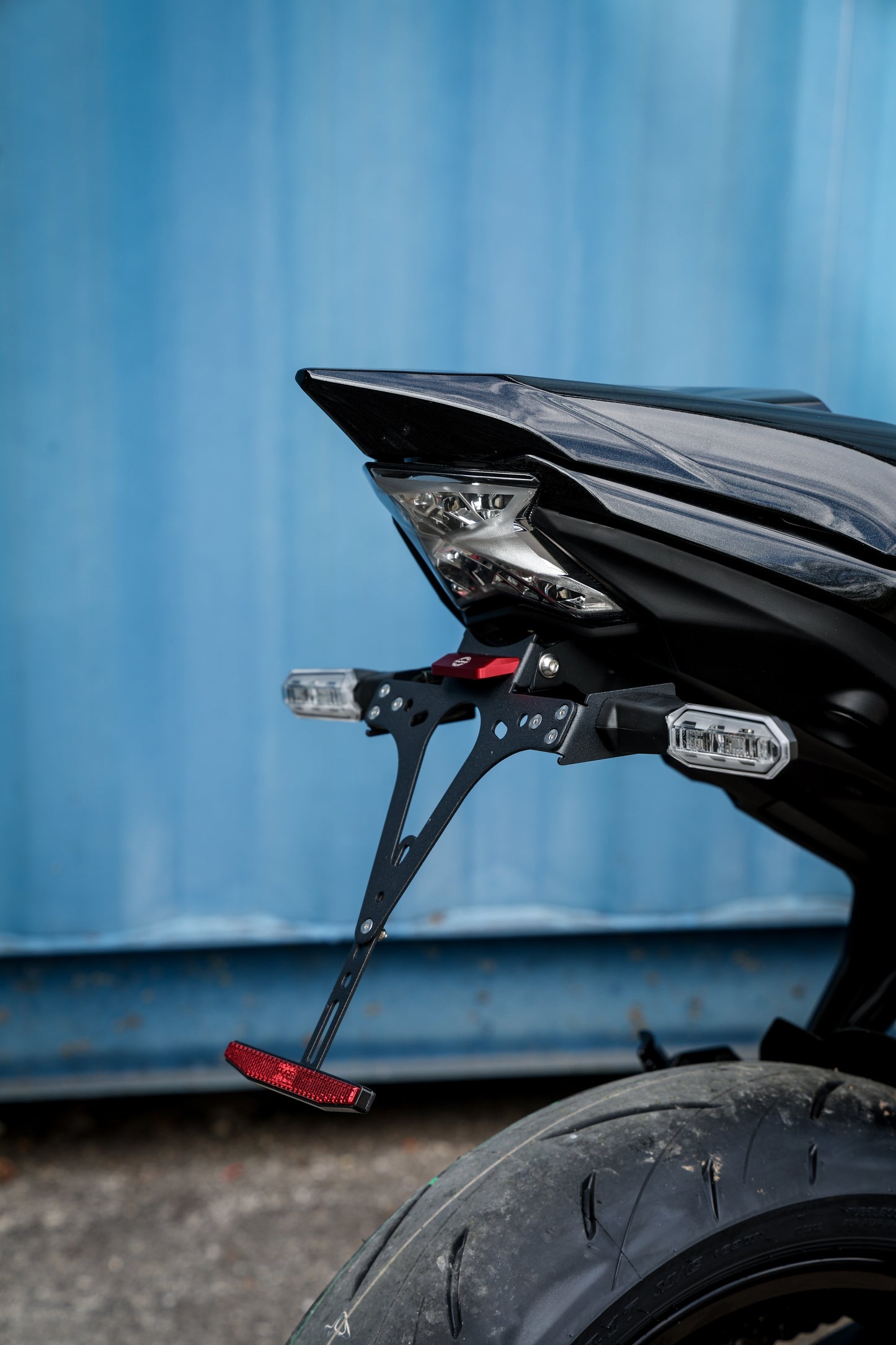 Raximo Kennzeichenhalter | inkl. CNC gefräste Kennzeichenbeleuchtung mit E-Nummer | passend für Kawasaki Z650 - Modelle (2017-2025)