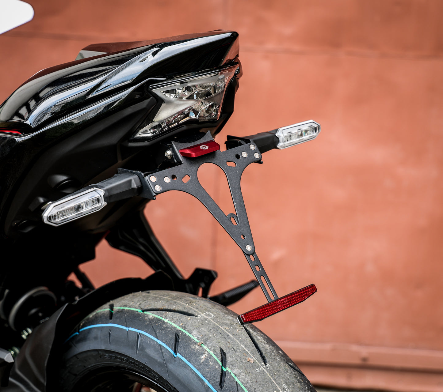 Raximo Kennzeichenhalter | inkl. CNC gefräste Kennzeichenbeleuchtung mit E-Nummer | passend für Kawasaki Z650 - Modelle (2017-2025)