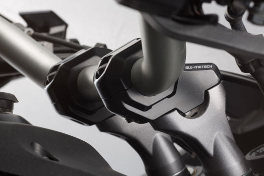SW-Motech Lenkerverlegung für Ø 28 mm Lenker | H=30 mm. Verlegung um 22 mm. Schwarz.