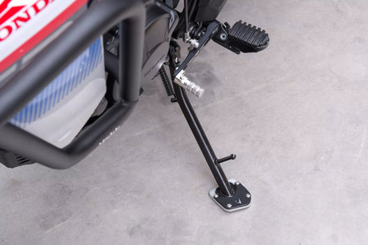 Yakk EXP Seitenständerverbreiterung | schwarz-silber | passend für Honda XL750 Transalp - Modelle (2023-2026)