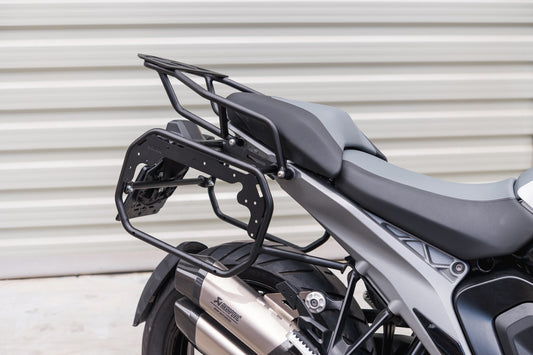 Yakk EXP Seitenkoffer / Satteltaschenhalter | schwarz | passend für BMW R 1300 GS - Modelle (2023-2026)