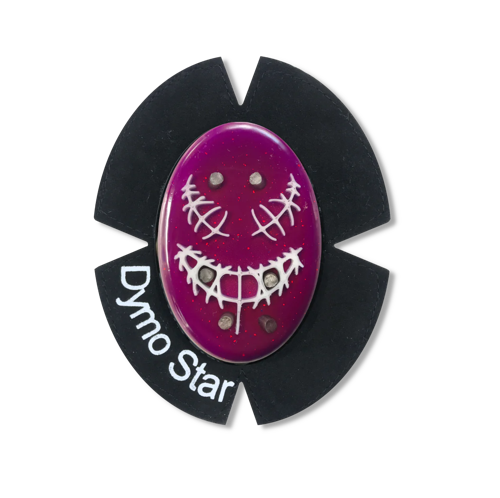 Violett farbig ovaler Titan Knieschleifer mit einem weißen Venom Gesicht. Das Klettpad besteht aus Wildleder mit einem DymoStar Schriftzug in weiß.