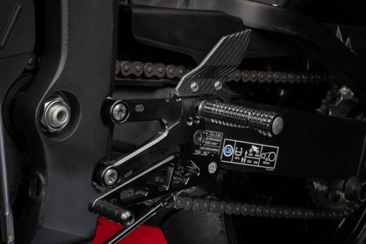 Gilles Fußrastenanlage FXR | BLACK | NUR FÜR RENNSTRECKE | passend für Honda CBR 600 RR - Modelle (2023-2024)