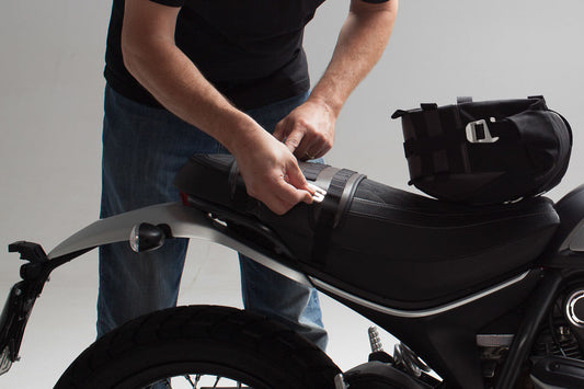 SW-Motech S-Haken für Legend Gear Seitentaschen | Aluminium. Silbern eloxiert. Als Paar.