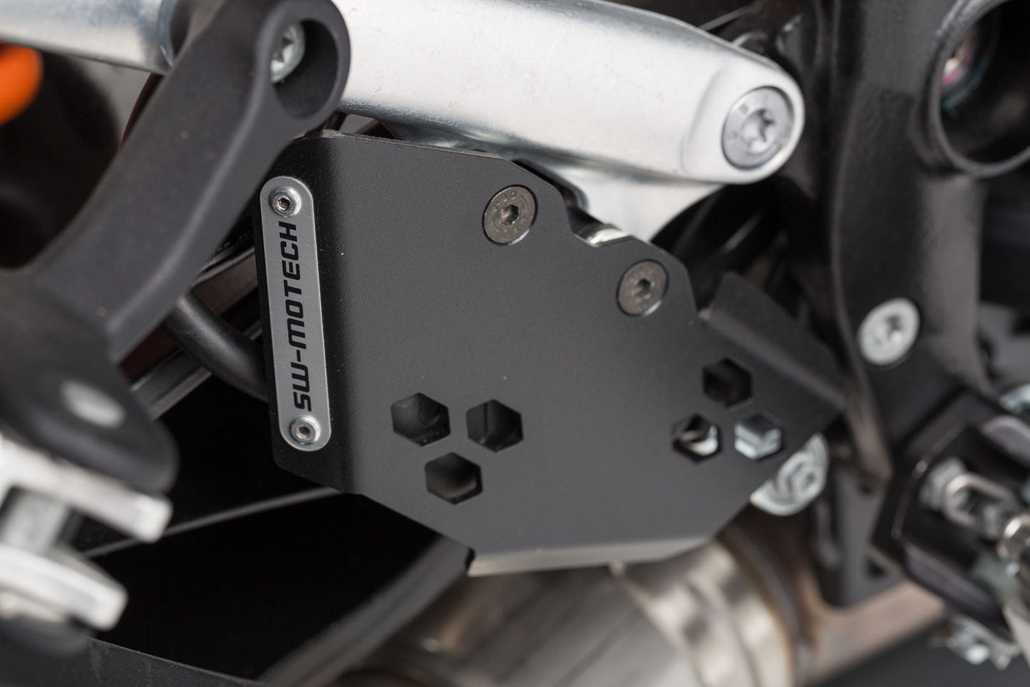 SW-Motech Bremspumpen-Schutz | Schwarz. KTM 1050/1090/1190/1290 Adventure.