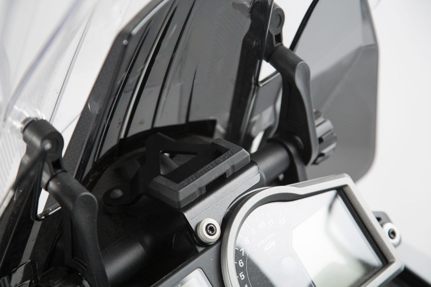 SW-Motech Navi-Halter im Cockpit | Schwarz. KTM 1290 Super Adventure (14-).