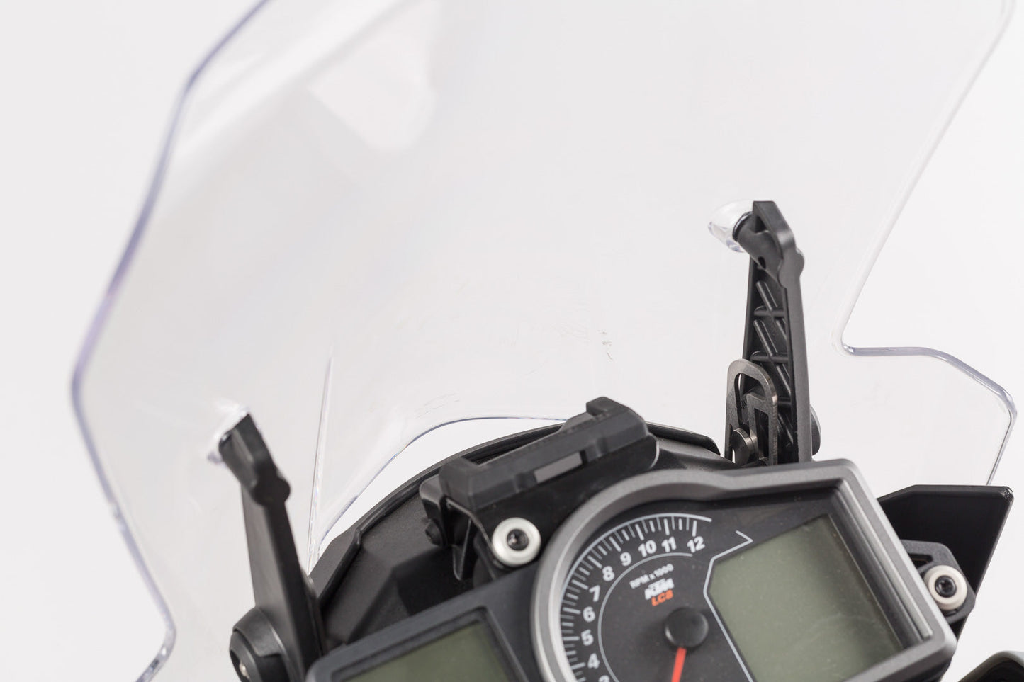 SW-Motech Navi-Halter im Cockpit | Schwarz. KTM 1050/1090/1190 Adventure.