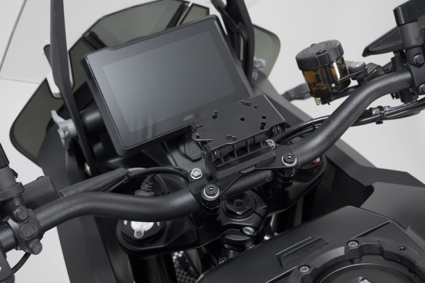 SW-Motech Navi-Halter im Cockpit | Schwarz. KTM 1050/1090/1190 Adventure.