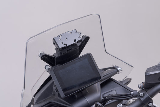 SW-Motech Navi-Halter im Cockpit | Schwarz. KTM 890 Adv (22-), 890 SM T (23-).