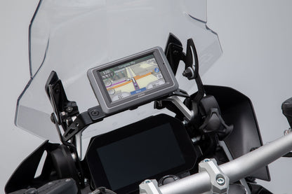 SW-Motech Navi-Halter im Cockpit | Schwarz. BMW R 1200 GS (12-18), R 1250 GS (18-).