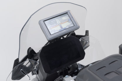 SW-Motech Navi-Halter im Cockpit | Schwarz. BMW R 1300 GS (23-) / Adventure (24-).