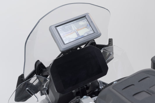 SW-Motech Navi-Halter im Cockpit | Schwarz. BMW R 1300 GS (23-) / Adventure (24-).