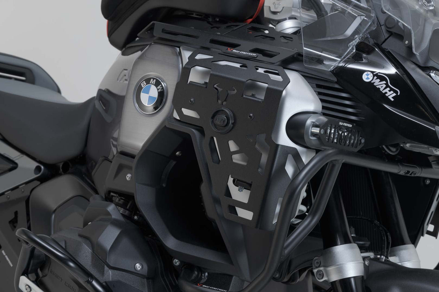 SW-Motech Gepäckträger für Tankabdeckung | Schwarz. BMW R 1300 GS Adventure (24-).