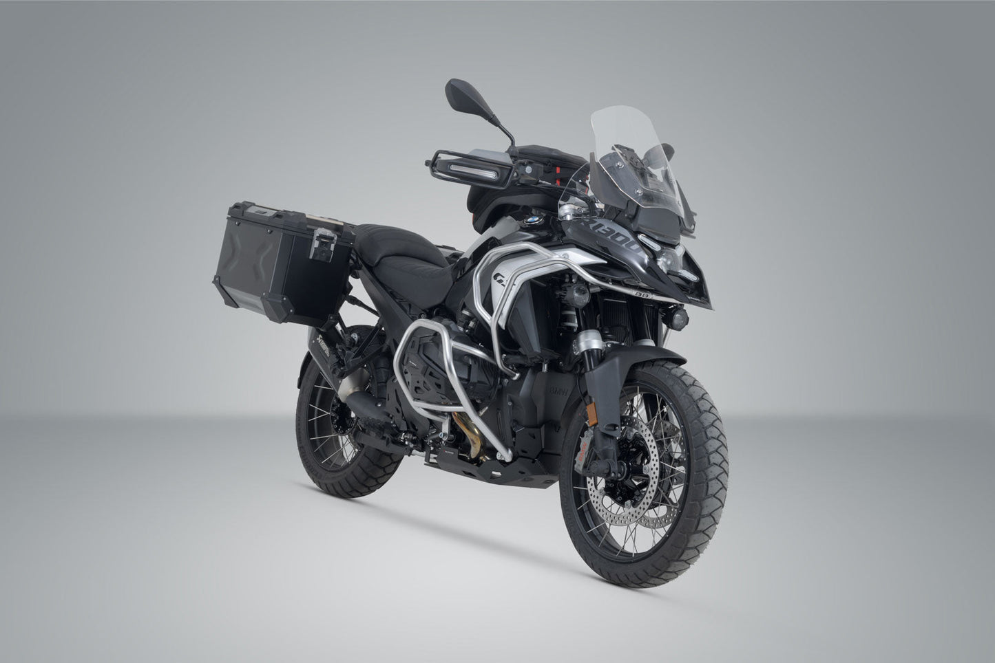 SW-Motech TRAX ADV Alukoffer-System + Akrapovic | Schwarz. 45/45 l. BMW R 1300 GS (23-).