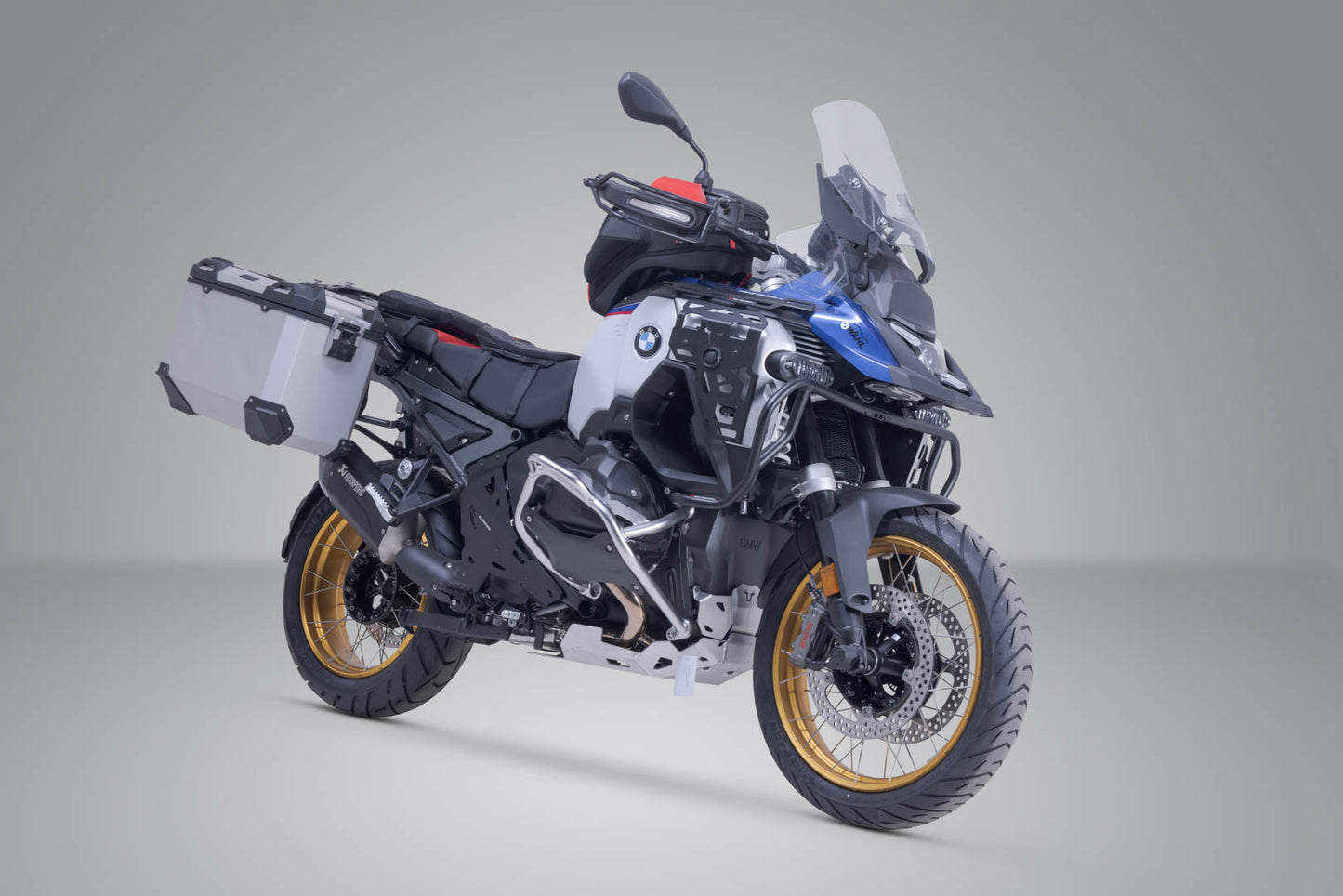 SW-Motech TRAX ADV Alukoffer-System + Akrapovic | Silbern. 45/45 l. BMW R 1300 GS Adv. (24-).