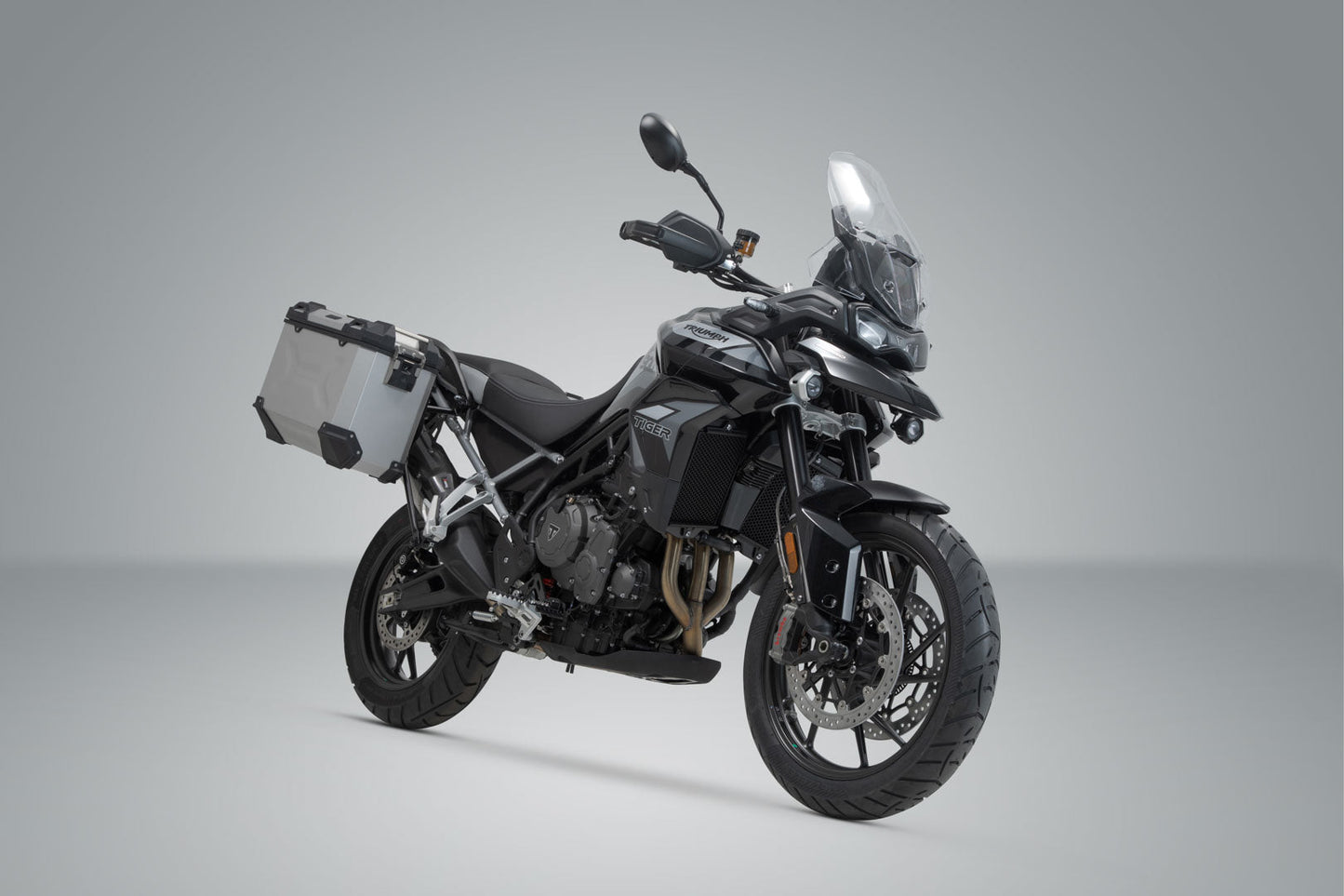 SW-Motech TRAX ADV Alukoffer-System + Akrapovic | Silbern. 45/37 l. Triumph Tiger 900 (19-23).
