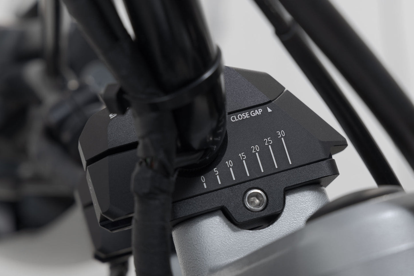 SW-Motech Lenkerverlegung variabel für Ø22 Lenker | H=25 mm. Verlegung 5/10/15/20/25/30 mm. Schwarz.