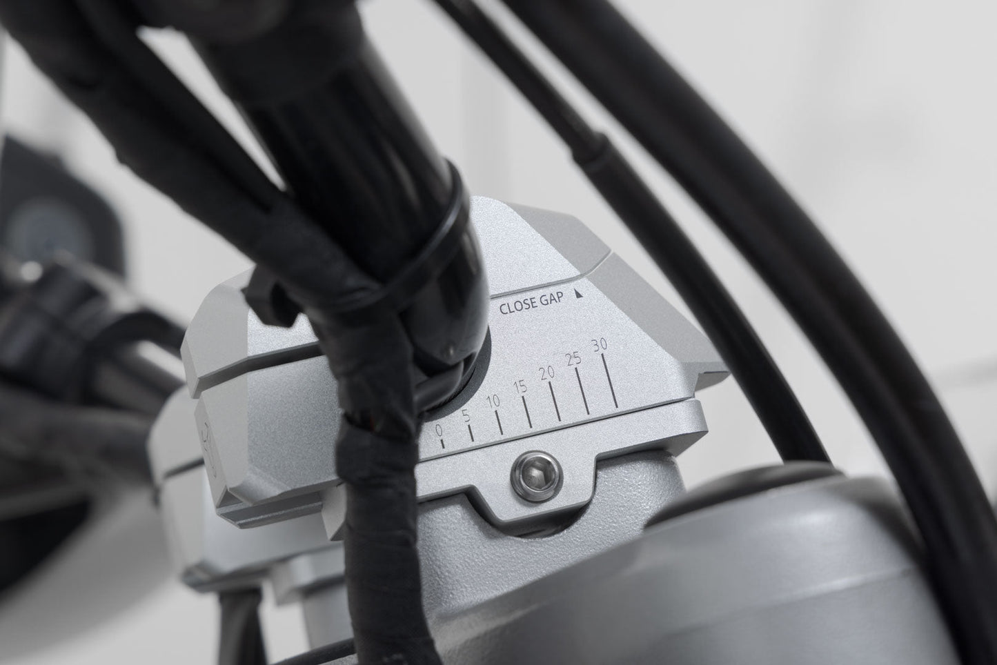 SW-Motech Lenkerverlegung variabel für Ø22 Lenker | H=25 mm. Verlegung 5/10/15/20/25/30 mm. Silbern.