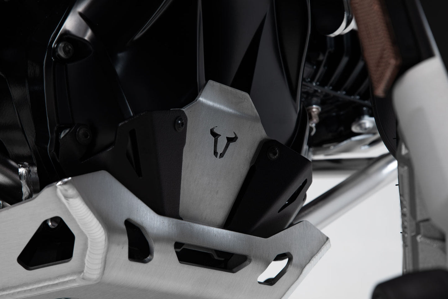 SW-Motech Motorschutz-Verlängerung | Schwarz/Silbern. BMW R1200 (12-18), R1250 (18-).
