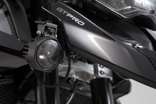 SW-Motech Scheinwerfer-Halter | Schwarz. Triumph Tiger 900/GT/Rally/Pro (19-23).