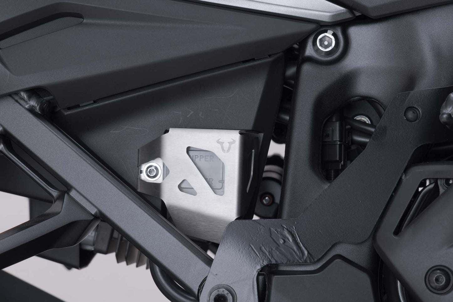 SW-Motech Bremsflüssigkeitsbehälter-Schutz | Silbern. Suzuki DL1000, Honda CRF1000L/1100L.