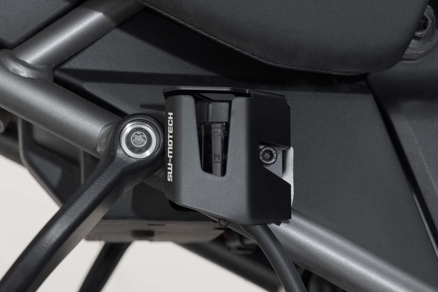 SW-Motech Bremsflüssigkeitsbehälter-Schutz | Schwarz. Harley-Davidson Pan America (21-).