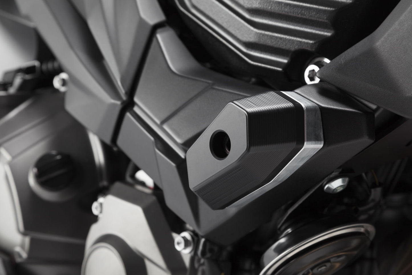 SW-Motech Sturzpad-Kit für Vorderachse | Schwarz. Kawasaki Z900 (16-), Z900 SE (20-).