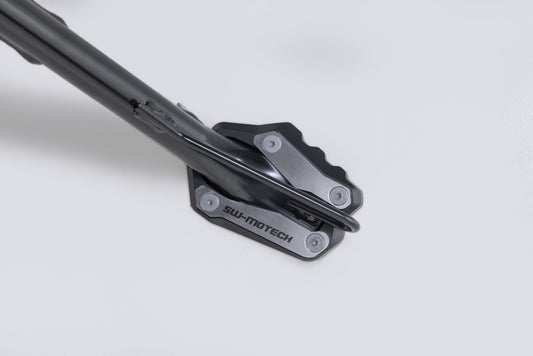 SW-Motech Seitenständerfuß-Verbreiterung | Schwarz/Silbern. Suzuki GSX-S10000GX (23-).