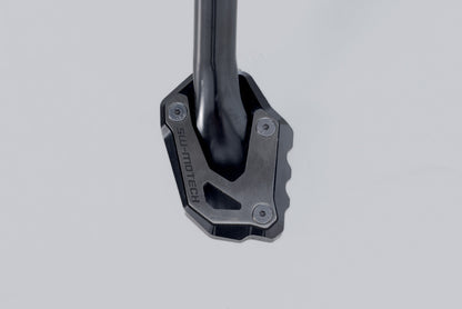 SW-Motech Seitenständerfuß-Verbreiterung | Schwarz/Silbern. Suz V-Strom 1050DE, April RS 457.