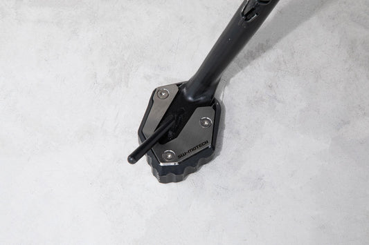 SW-Motech Seitenständerfuß-Verbreiterung | Schwarz/Silbern. Yamaha Tracer 9 Modelle (20-).