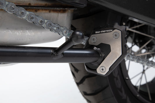 SW-Motech Seitenständerfuß-Verbreiterung | Schwarz/Silbern. BMW F 750 / 800 GS (17-).